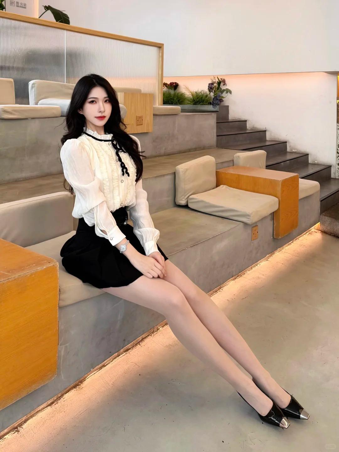 今天是自带温柔贵气感的千金风～米白色木耳边衬衫配黑百褶裙，领口黑丝带和袖口珍珠