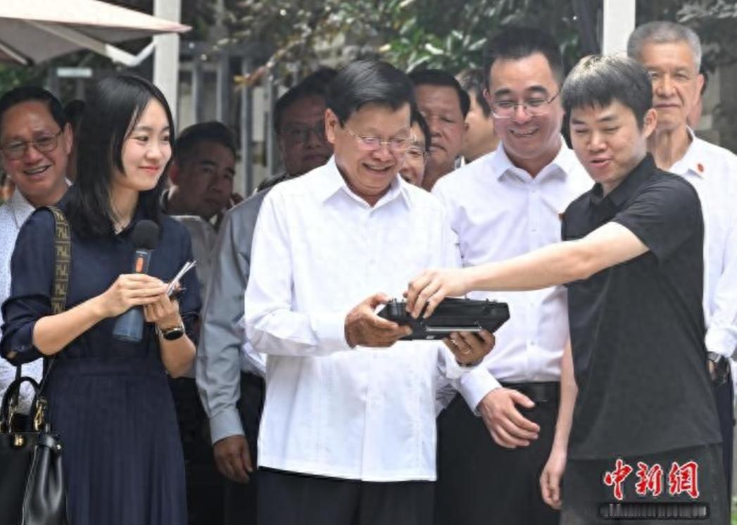 6月2日通伦访华第一天就开始参观，他在杭州一家科技公司体验遥控四足机器人、手拿一