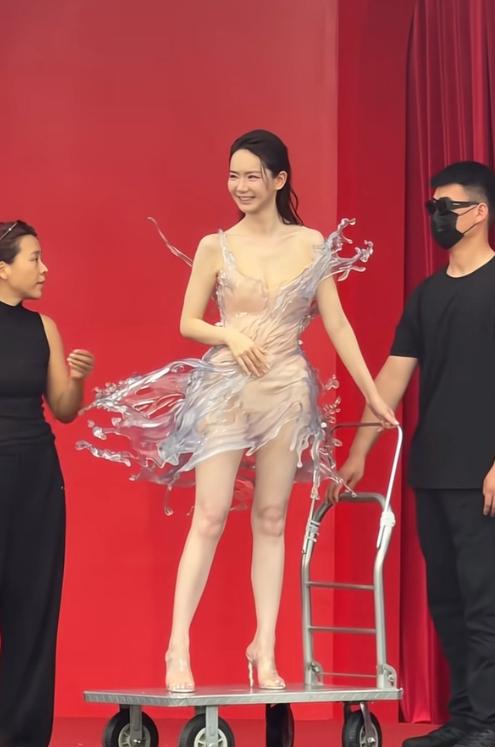 这和没穿有啥区别？ 9月25日晚，武汉空港音乐广场，2026《时尚芭莎