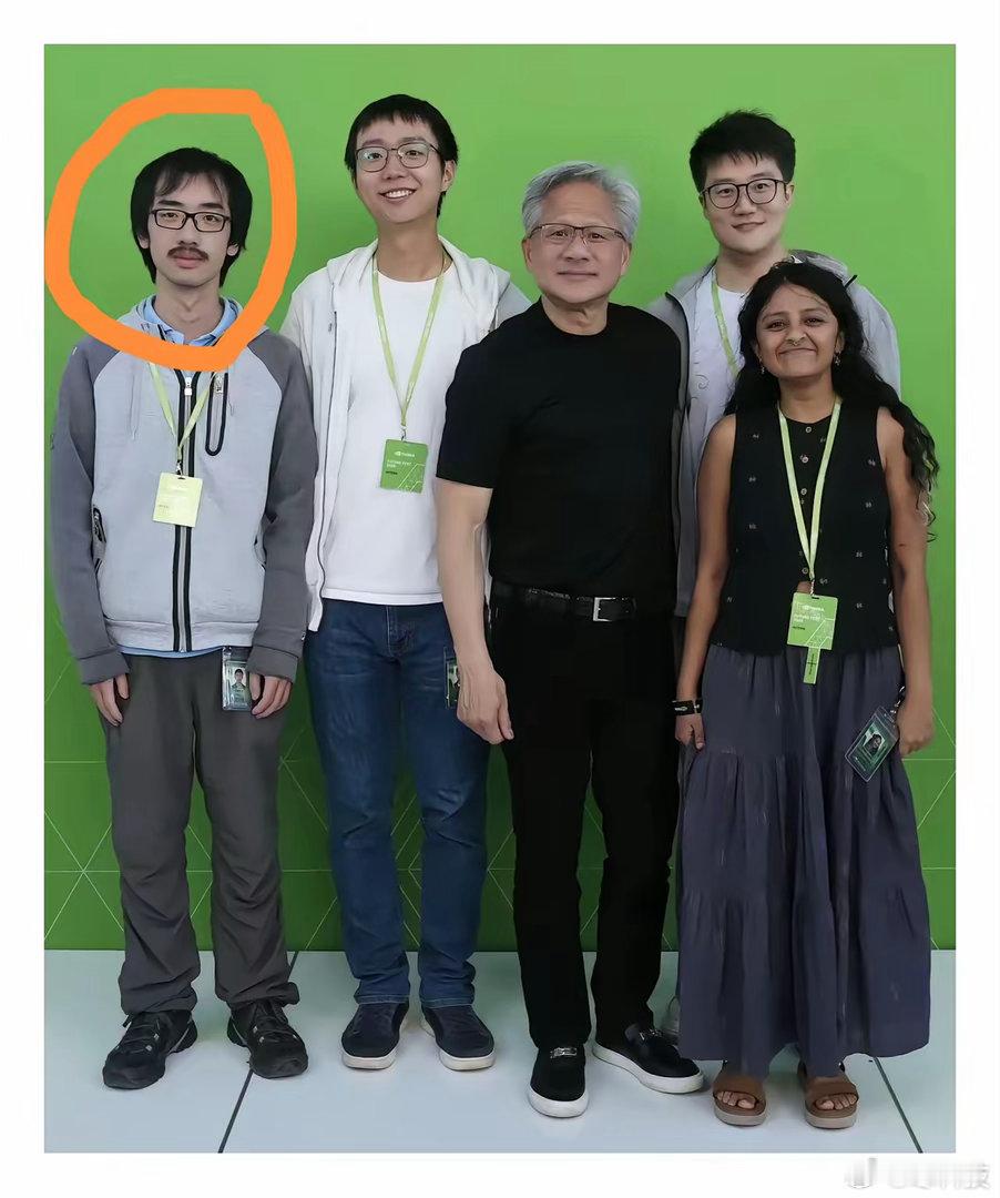 长得越怪，技术越牛掰，黄仁勋给左一这位小胡子开的年薪起码得1亿美元吧！