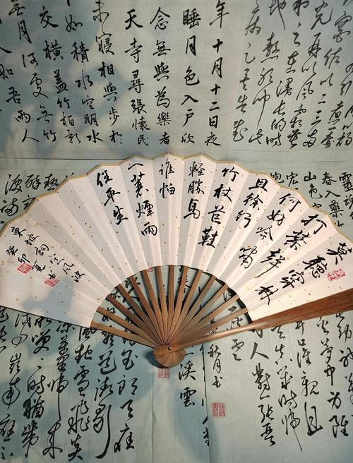 上联：扇底轻风花间酒，下联：一帘幽梦案前诗，下联：檐前暖日柳外春。