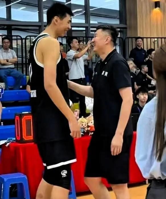 这图片一看总觉得，一个是优秀教练，一个是CBA优秀球员再碰面，扯不上两人有隔阂