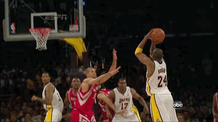 科比的投篮已练成了记忆！已经把篮筐深深地印在脑海里，站在篮球场上任意一个点，哪怕