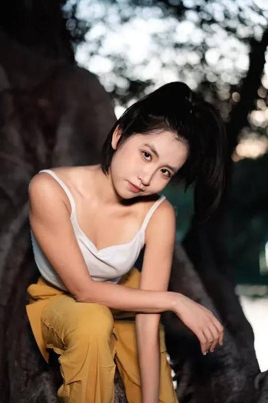 都说男人不挂到墙上就不会老实，依我看女人也好不到哪里去。前天小区里有几个小媳妇