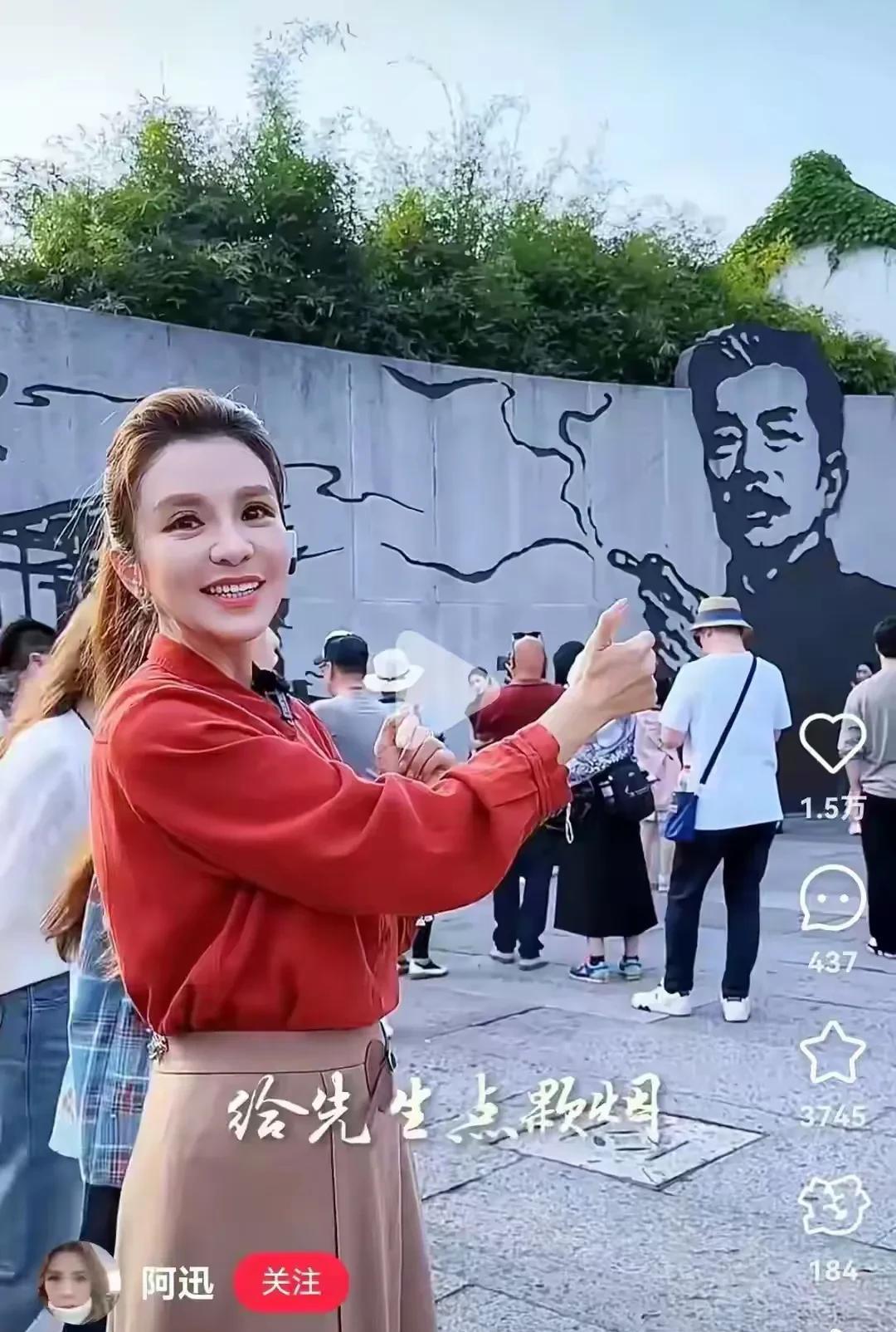 #我的宝藏兴趣#周迅好格局她为鲁迅先生点烟！鲁迅先生抽烟是事实，我们应尊重事实。