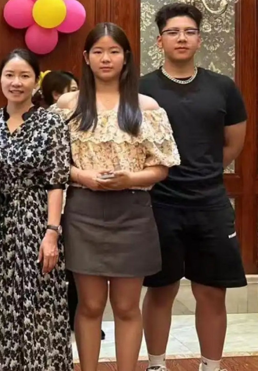 郭涛一家现身阿那亚，14岁女儿身高近180cm，与哥哥石头共用一张脸！