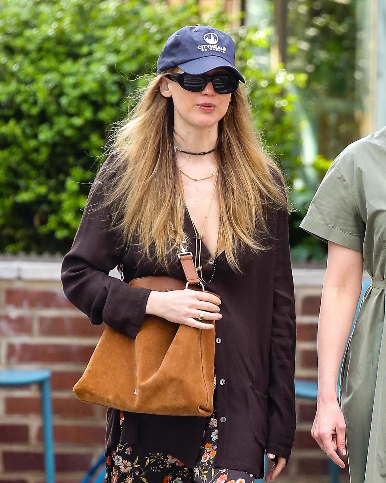 大表姐JenniferLawrence近日纽约街拍，身穿着一件深棕色的长款前