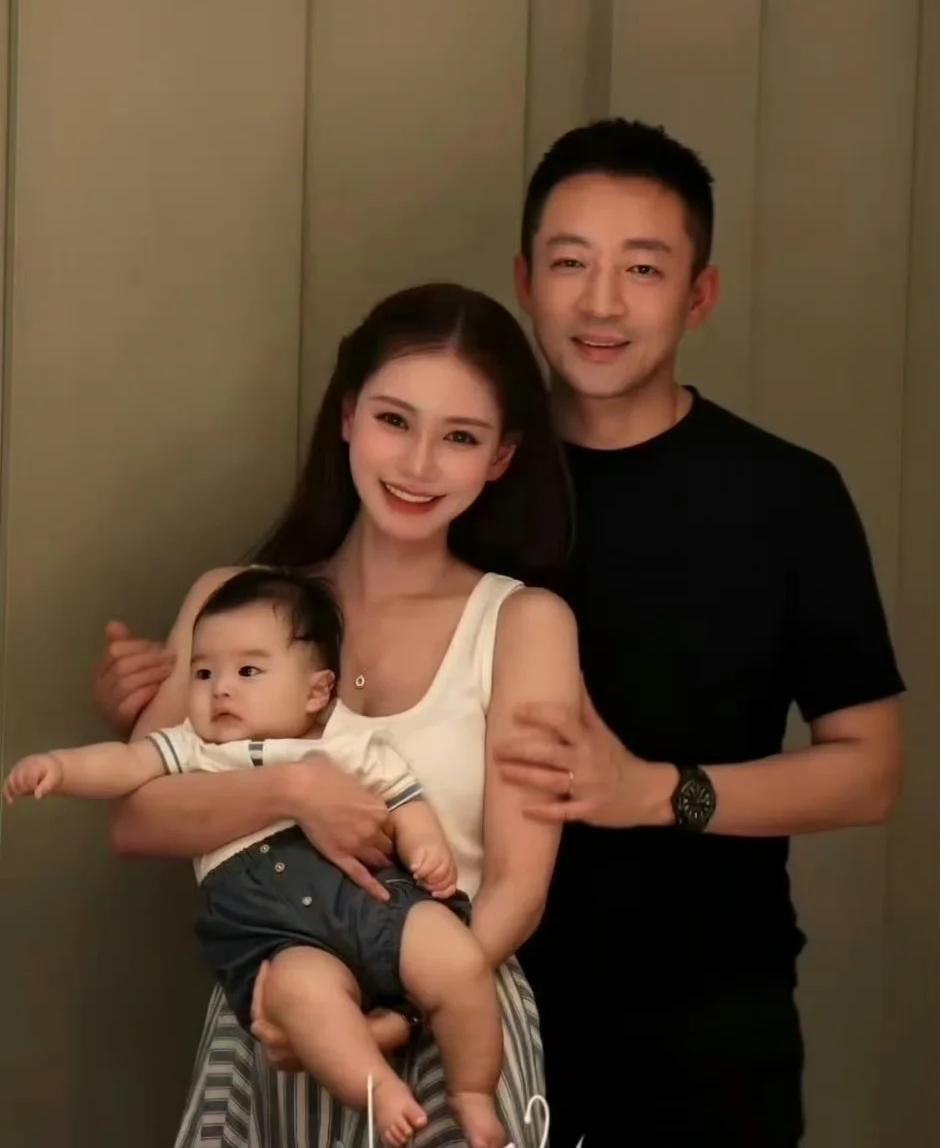当初不离婚就好了，如果忍受不了情绪不稳定的老公，她可以多出去旅游，一个人回娘家小
