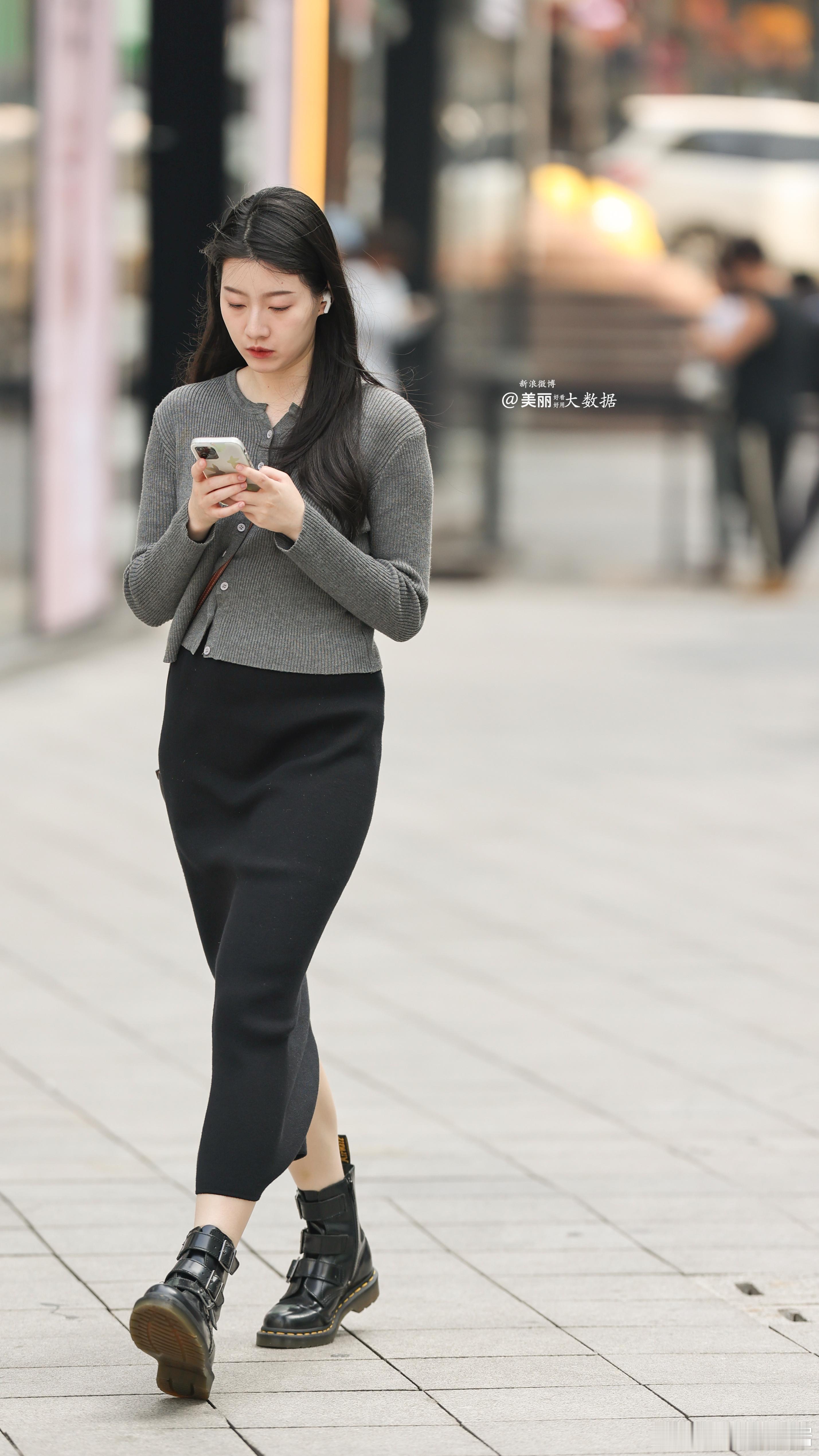 跟着小姐姐走街串巷，感受城市的烟火气。​​​