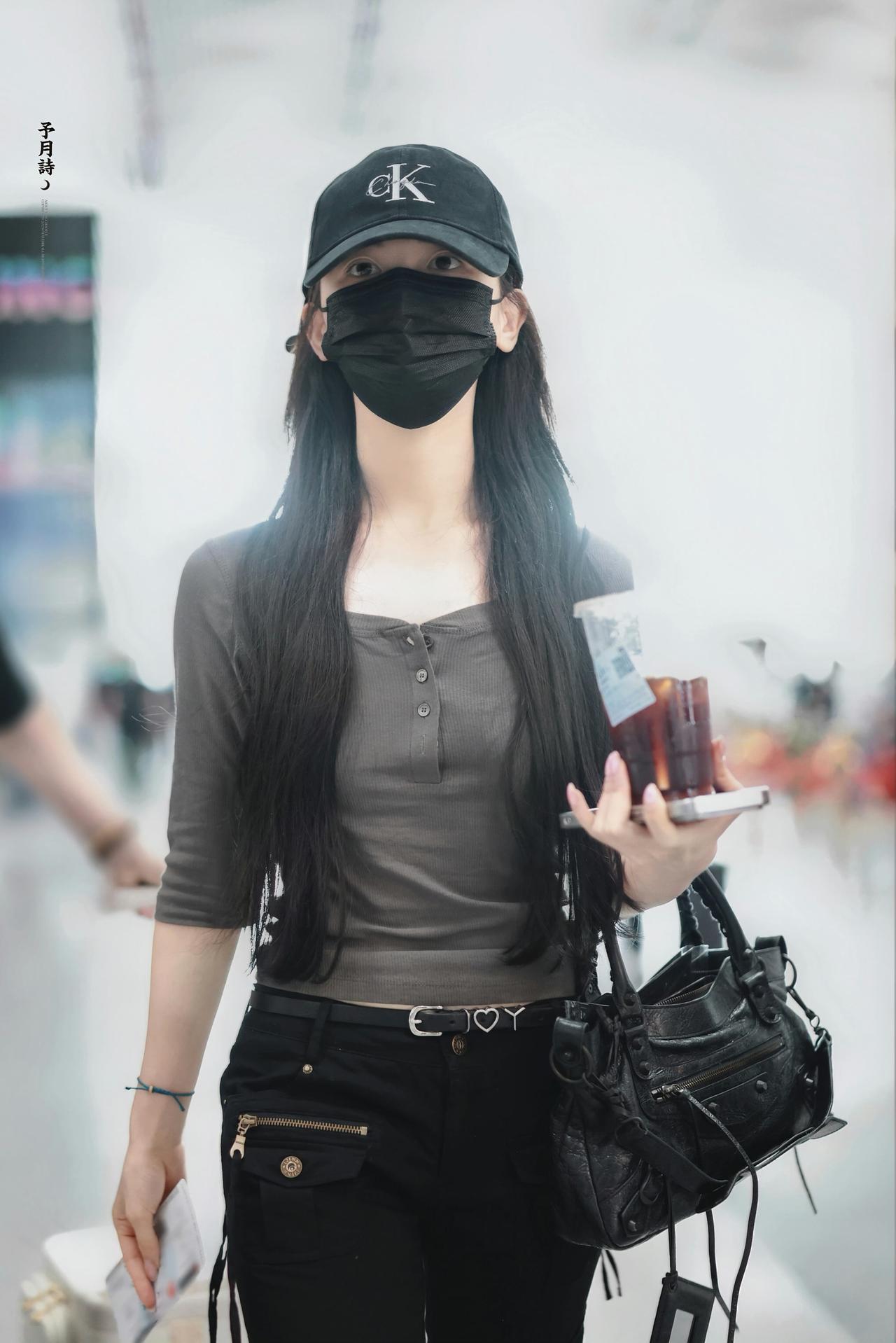 杨超越手拿冰饮赶路，自带松弛氛围感，私服审美在线
