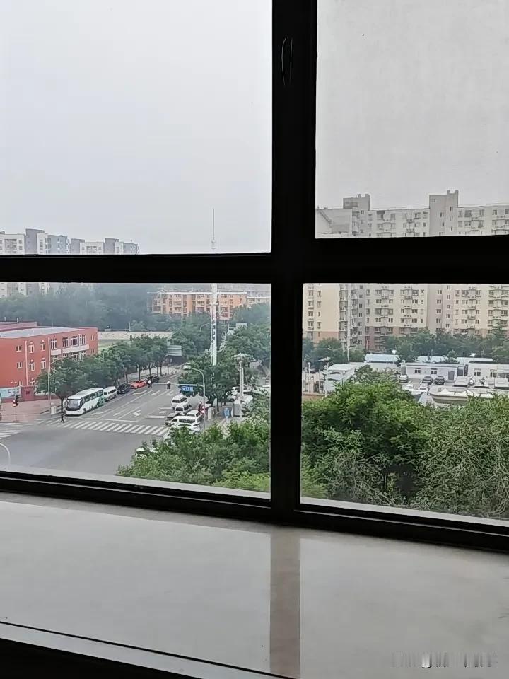 昨天晚上买了一张彩票10元机选五注双色球今早一查中了三注5元很高兴今
