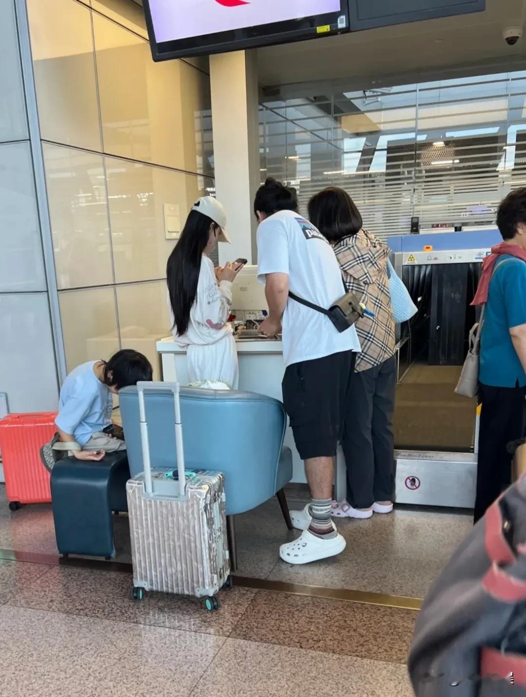 baby带着儿子小海绵去马尔代夫旅游，妈妈和弟弟罕见同框。才从韩国拍完广告回来