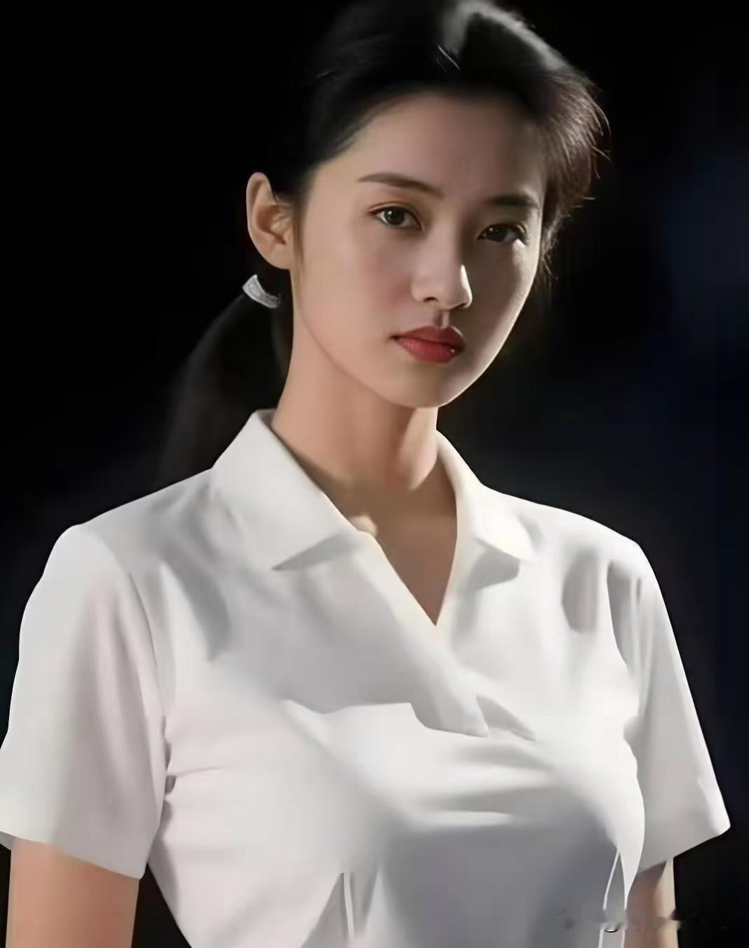 浣溪沙·素影凝光素影清光落素衫，眉如远黛眼如潭。一身风骨自天然。马尾