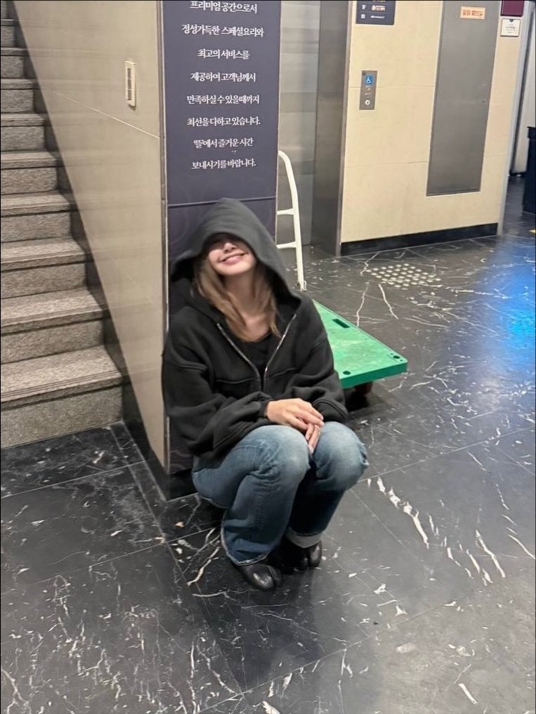 Lisa更新照片永远离不开的几样东西：马蹄鞋、Labubu、蒙奇奇