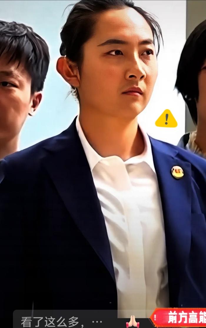 今天刷到一则消息，心里挺不是滋味的。一位到内地执行安保工作的女保镖，睡了一