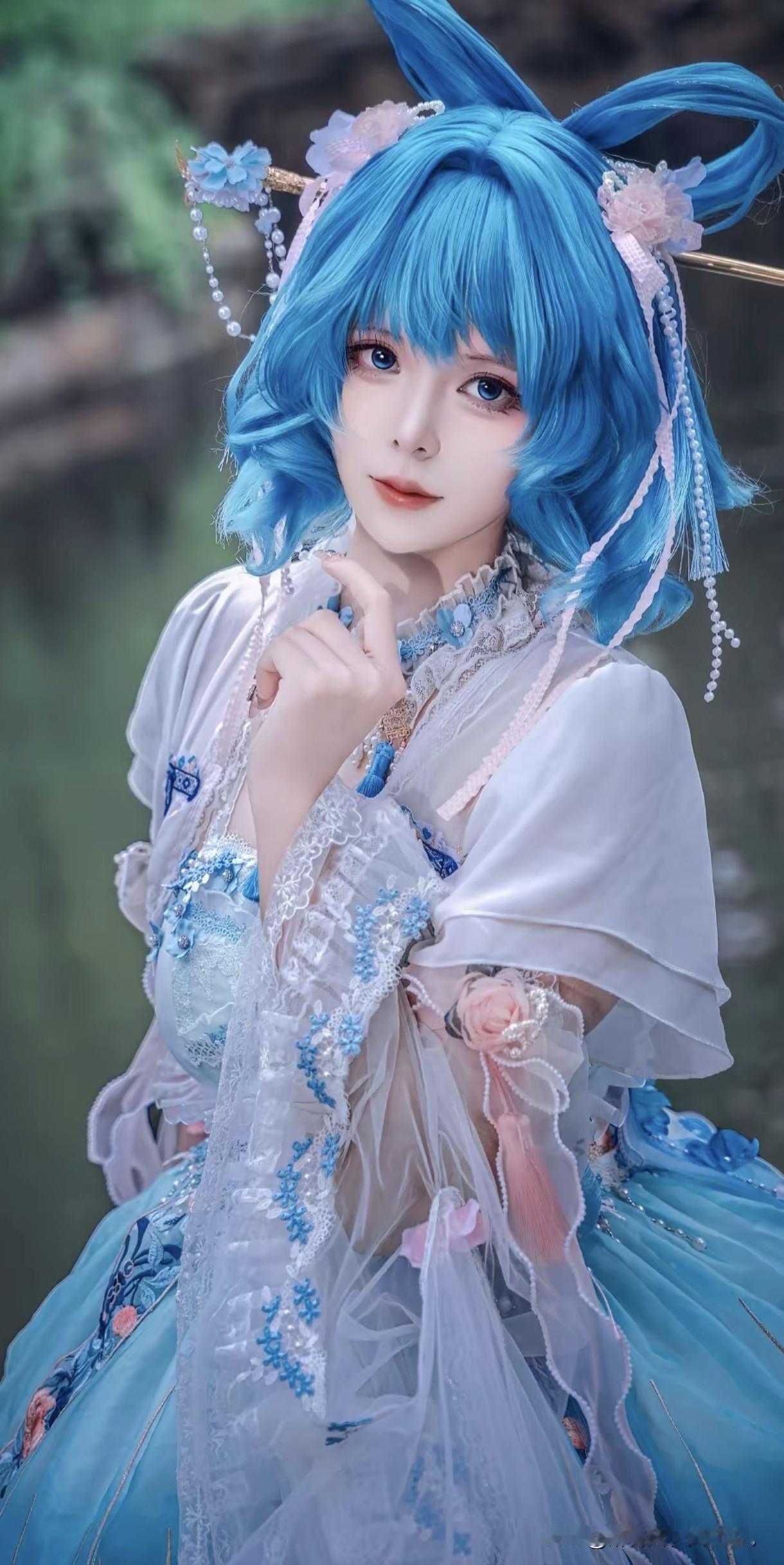  池畔风过，仙影临凡，纵为邪仙，亦有温柔眉眼。人间有仙景