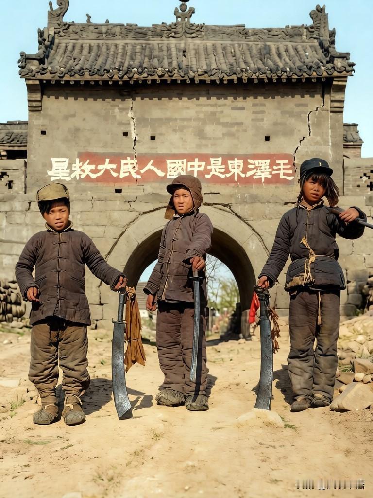 发现一张老照片。画面中，三名儿童团员手握大刀片正在一处城门前放哨，身后的城门楼上
