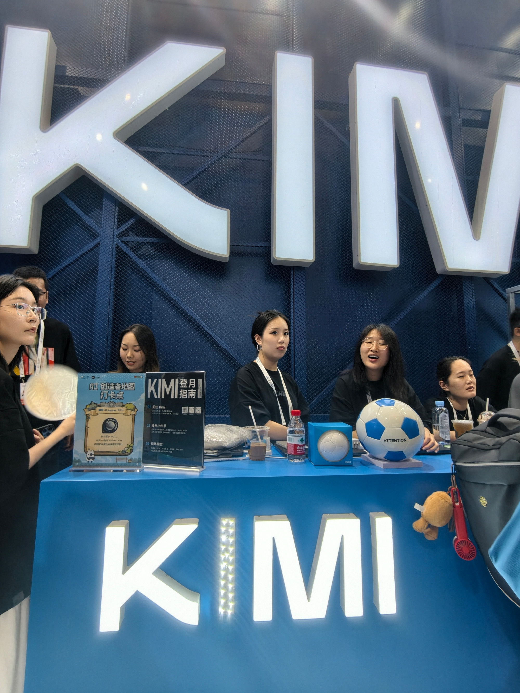 就在7月17日，2026世界人工智能大会举行之际，月之暗面（Kimi）...