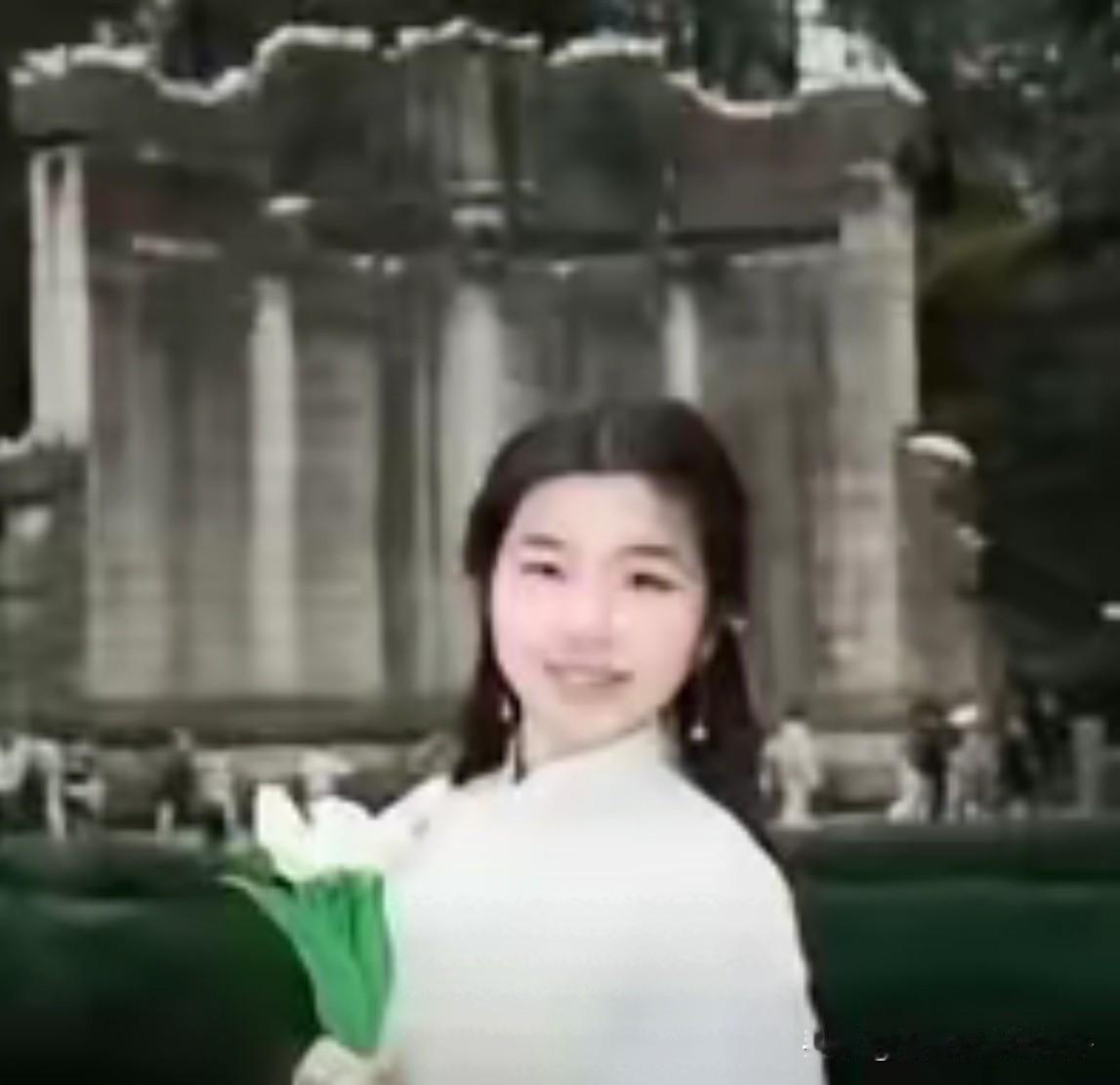 孙馨钰毕业于深圳中学，她的高中老师说，她一直都很阳光开朗，是个很爱笑的女生，她高
