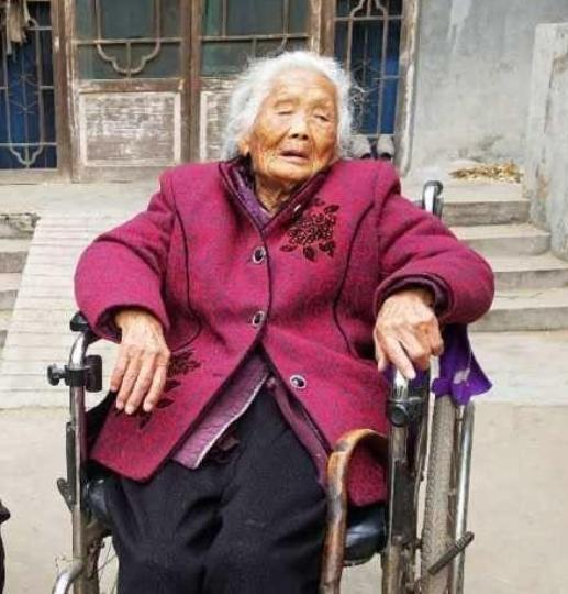 杜建英，女，出生于1901年2月，老家在河南，早年嫁到江苏省徐州铜山县（现为铜山