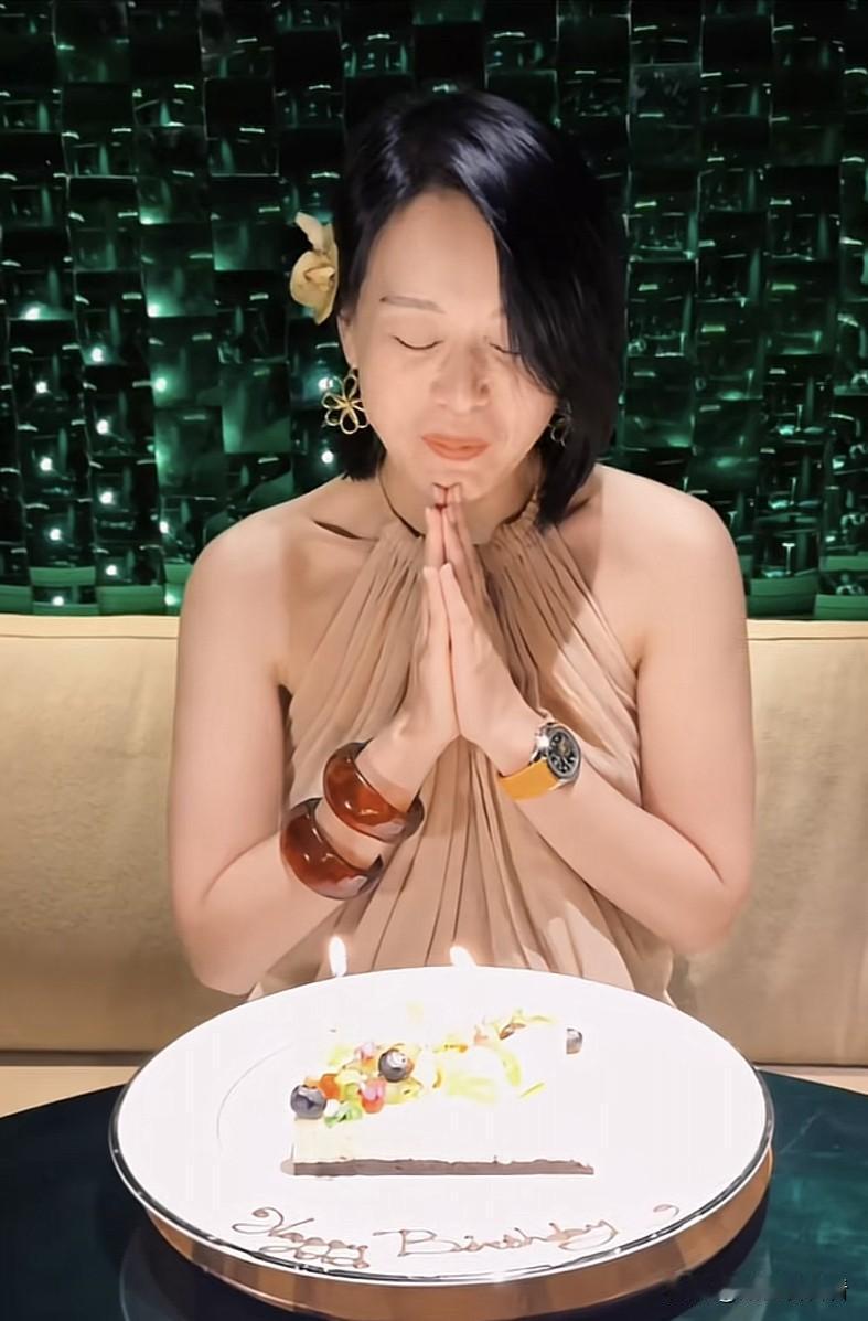 胡杏儿过46岁生日，跟老公在泰国旅游，特意在餐厅摆了盘，上面用英文写着，生日快乐