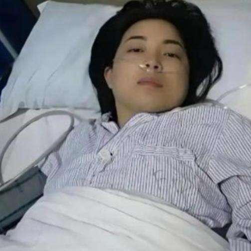 江西24岁女子病逝，未婚夫垫付30万治疗费，办完丧事准备离开，女方父亲递来一个红