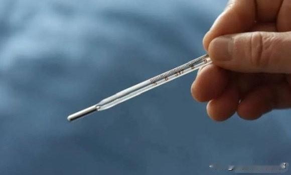 我有个在药店上班的亲戚昨天聊起来，说现在不少老人来买水银温度计，一买就是两三支，