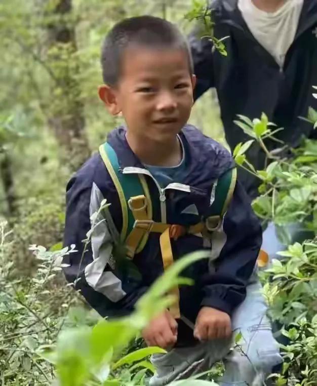 真是想不通，孩子都有自闭症了，父母为什么还要送到夏令营去爬山，父母带着出去爬山不
