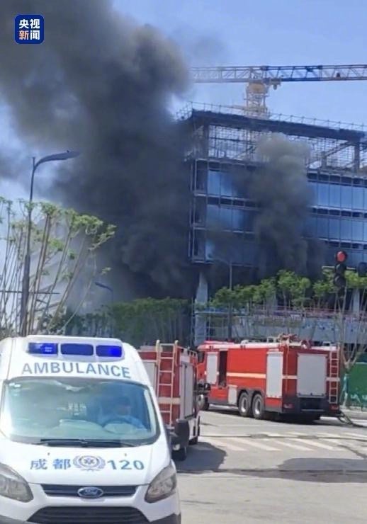 【#成都一在建工地起火致2死1伤#】5月11日11时16分，成都市119指挥中心