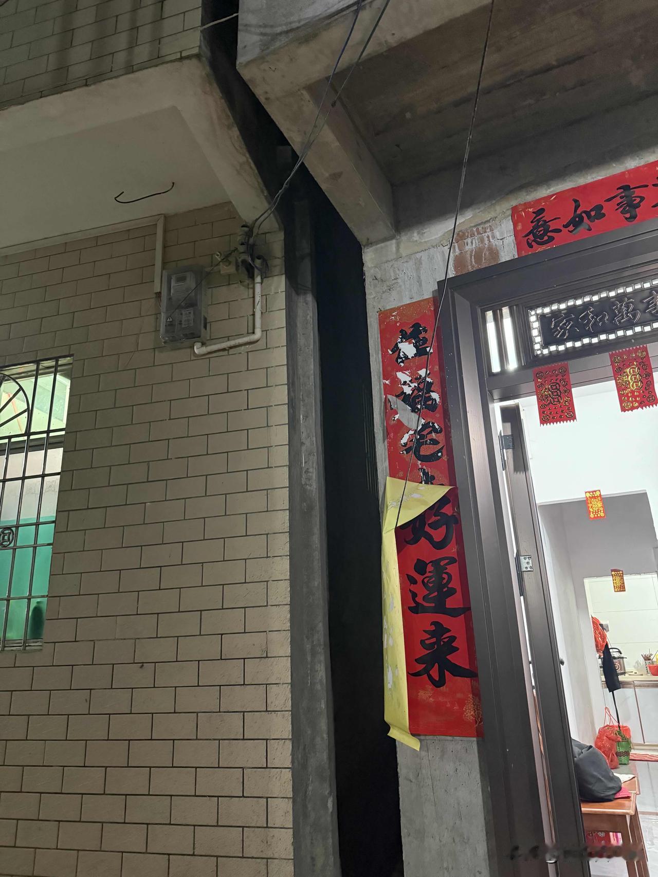 邻居故意惹我们吵架农村宅基地以前亲戚的叔的妈装疯卖傻，大过年的装香拜神和撕我