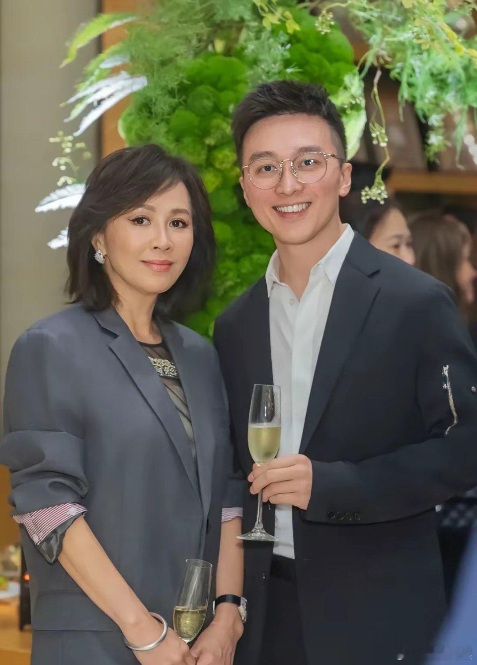 刘嘉玲带着侄子参加知名英籍华人室内设计师傅厚民出道25年晚宴，嘉玲姐为了侄子的前途，真的是既出钱又出