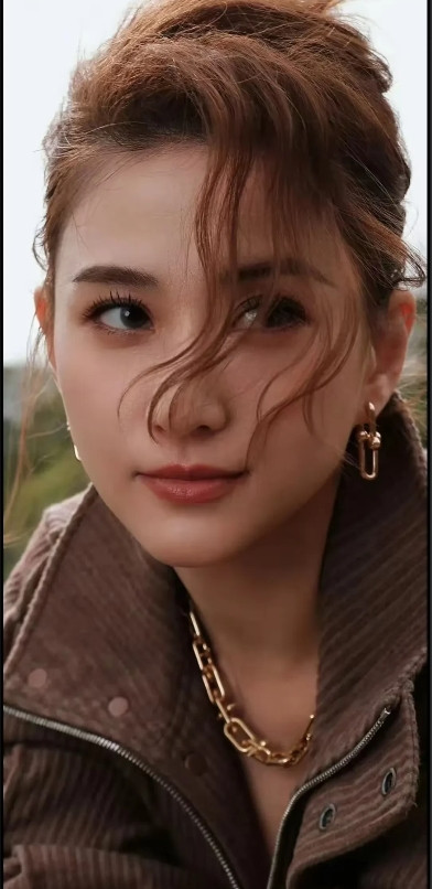 何超莲真是人生赢家。她是赌王何鸿燊和三房太太陈婉珍的女儿，曾被称为“全球最索千金