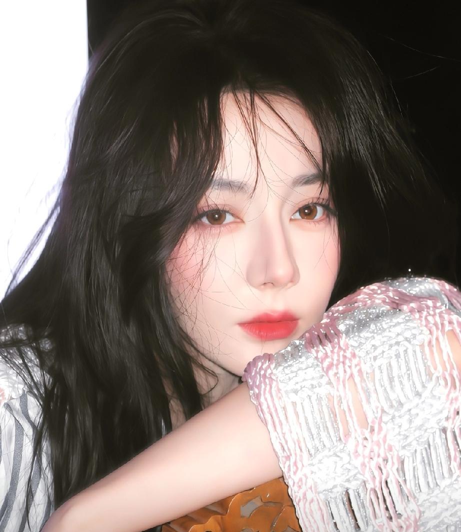 你发现没？娱乐圈最狠的“降维打击”，是让公认的神颜在镜头前“失灵”。杨紫的生