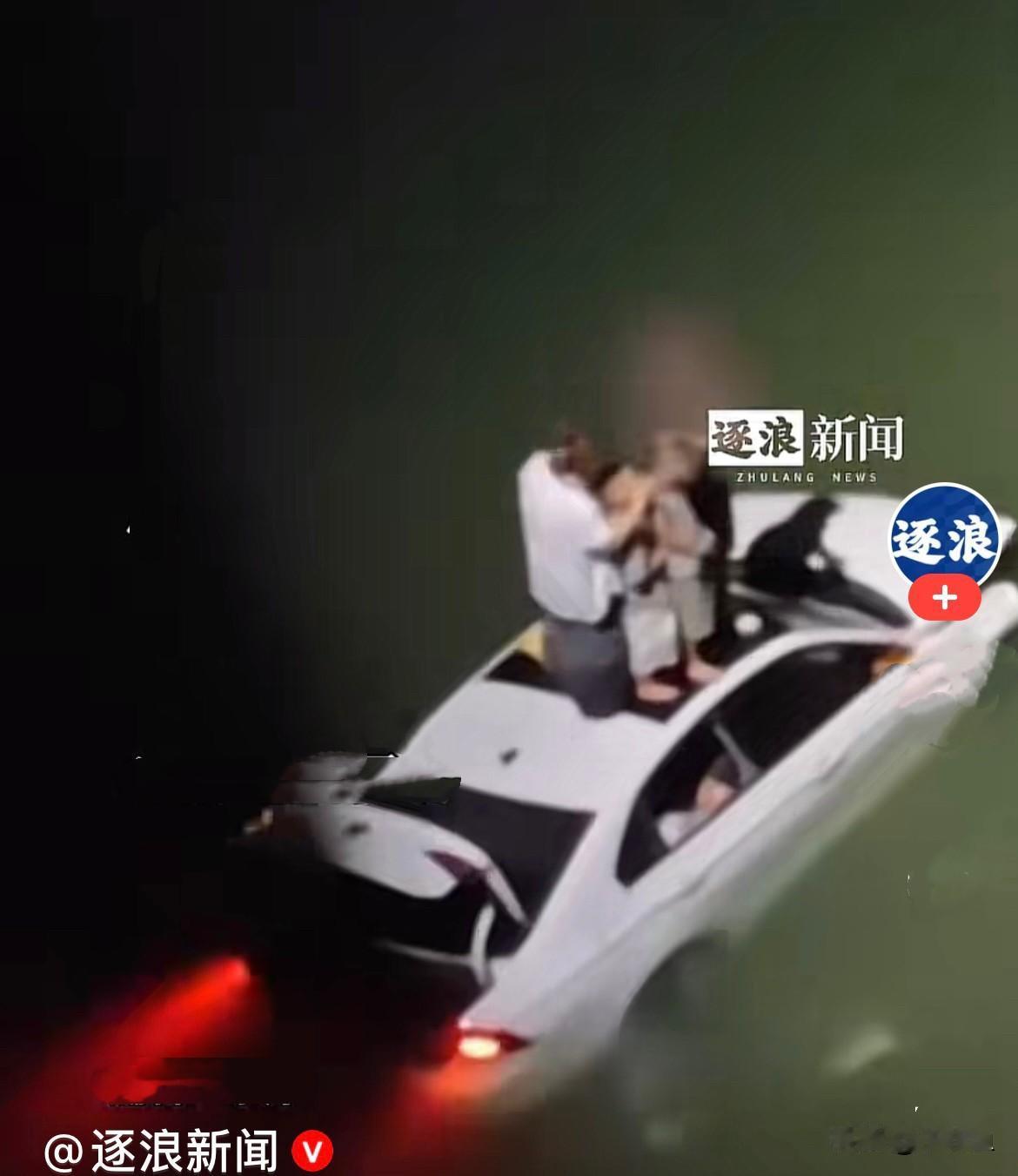 近日凌晨四点多，湖南怀化芷江和平大桥附近，一辆白色小轿车冲破护栏，直接坠入河道，