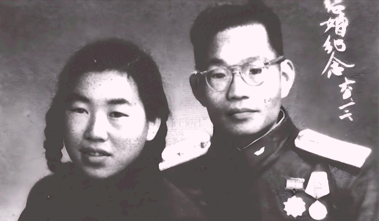 上世纪50年代的一天，彭老总前往哈军工视察，陈赓院长陪同。见到空军工程系的1位学