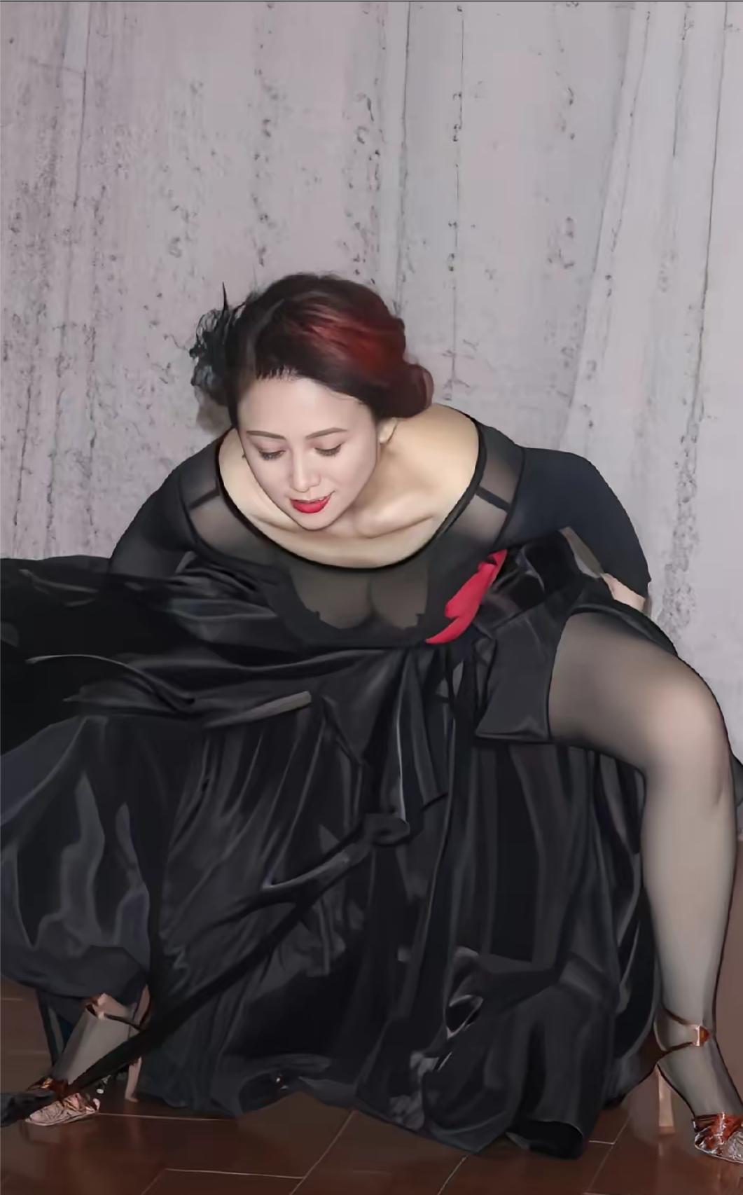 翁虹保养得真好，皮肤紧致，状态也好，还能穿着裙子，高跟鞋做下蹲。