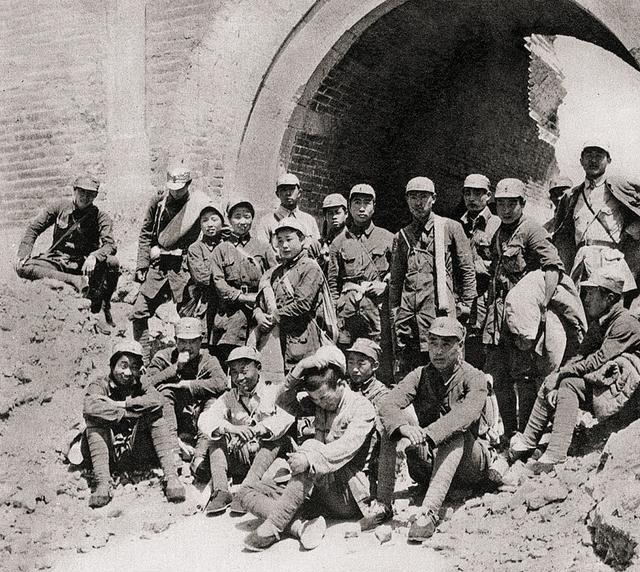 1944年，一批八路军高级干部意外落入日军手中，看守措施严密到滴水不漏的程度，营