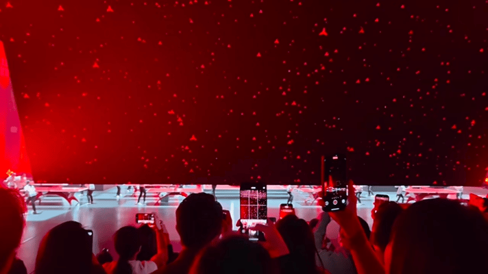 笑死，王楚钦出场，男粉丝很激动的大喊“牛逼，帅”接下来分享，发布会现场的情况