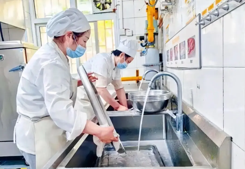 有个在幼儿园当后勤主任的朋友表示，非常不理解天水某幼儿园这件事。因为她说绝大