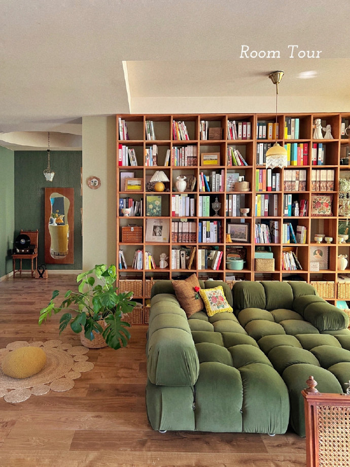 绿植和鲜花是家居中的完美软装，轻松搭配便能营造出一片复古森林的氛围，赋予空间自然