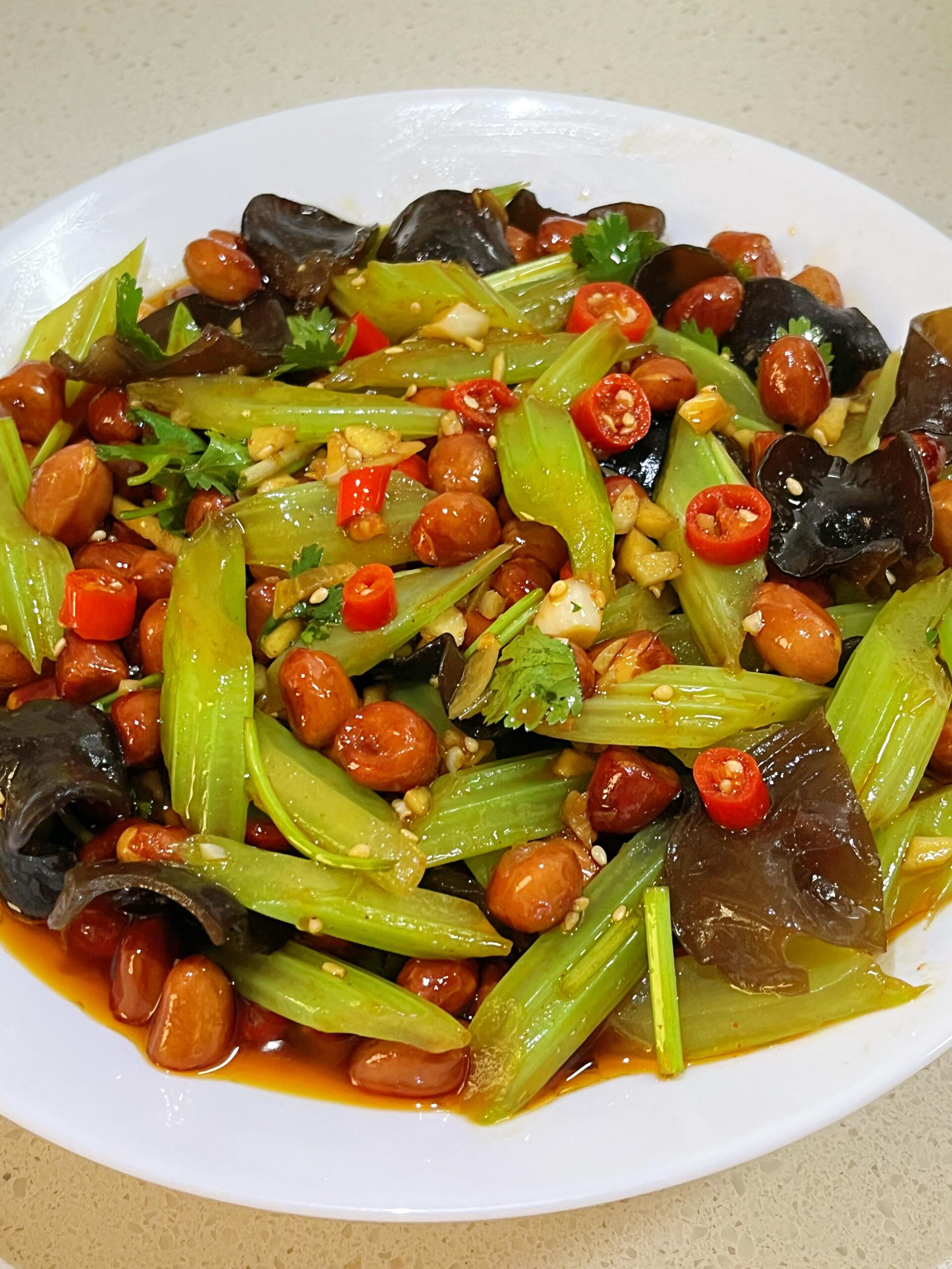 凉拌芹菜拌木耳太绝了🥬脆嫩解腻，新手零翻车家人们谁懂啊😭夏天的灵魂凉拌菜