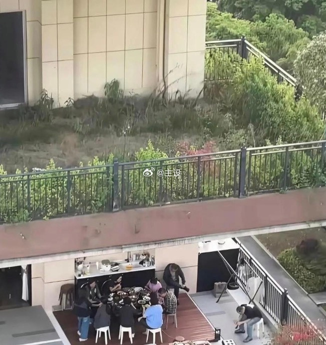 上面都荒废了下面那家还其乐融融的，也不害怕