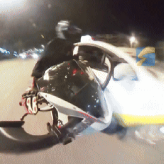 沈阳男子摩托车撞飞后“自行逃亡”！9月4日，沈阳一男子在骑摩托车过路口时，被一辆