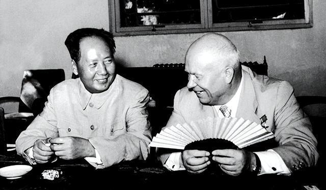 1965年谷牧到三线视察，开会时见彭德怀坐在台下：请您先回去休息目光扫过台下