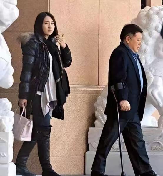 黎姿跟在富豪老公后面，眼神好像在说看什么看？拍什么拍？没见过这么漂亮的美女嫁给一