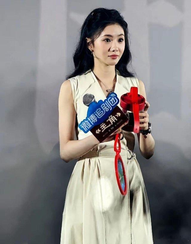 张嘉译一句话，戳破了娱乐圈的遮羞布。他说，拍《主角》时，一喊“卡”，刘浩存立马从