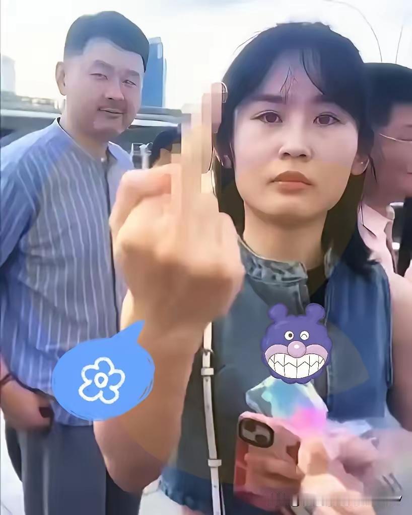 境外某景区，几位内地游客老老实实排着队，没插队、没吵闹、没碍着谁。结果一位香