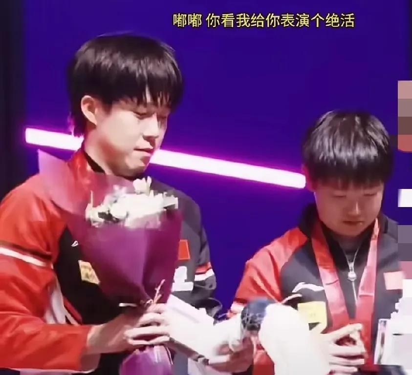 大头：莎莎我给你表演个绝活，把这块头巾甩到后面去！莎莎：你个老六，卡塔
