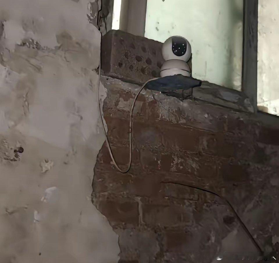 网上便宜的杂牌摄像头，千万别在主卧或客厅用，太好破解了，一破一个准。邻居家她老公