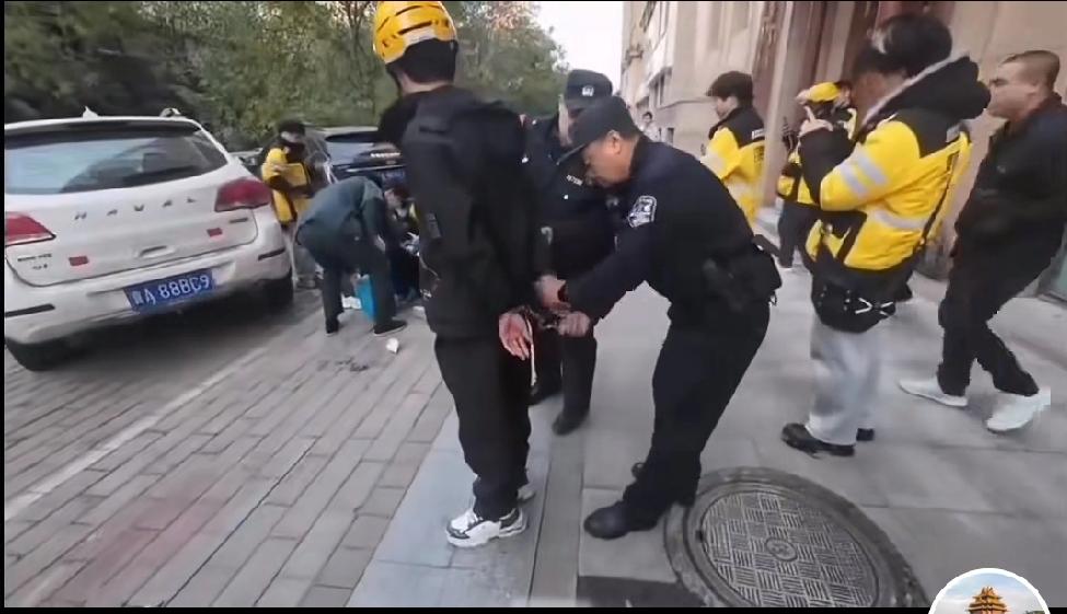 小哥常有，好站长却不常有。3000块钱，买了三个人的前程，外卖骑手的血汗钱太